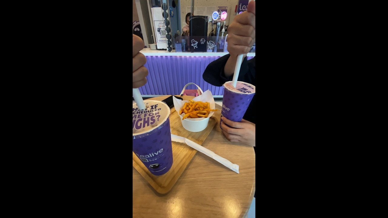 Paper straw mishap causes funny spill at café in Quezon City, Philippines