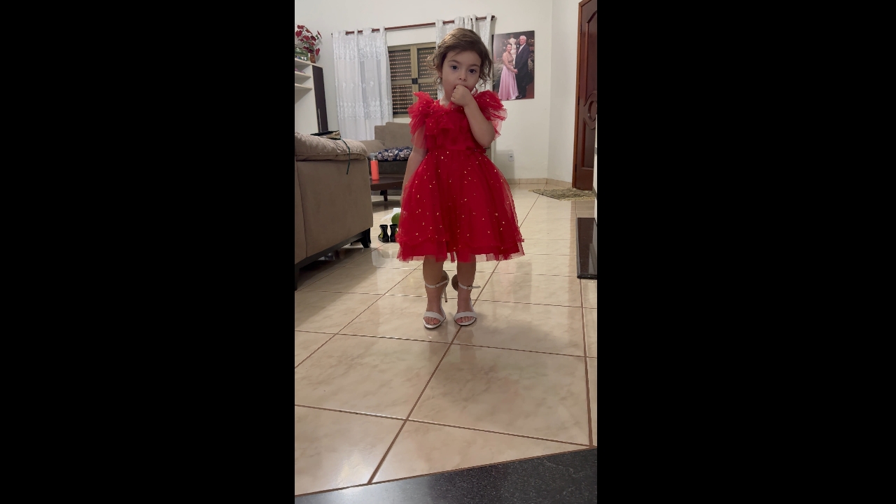 Toddler walks perfectly in mother's heels in Tangará da Serra, Brazil