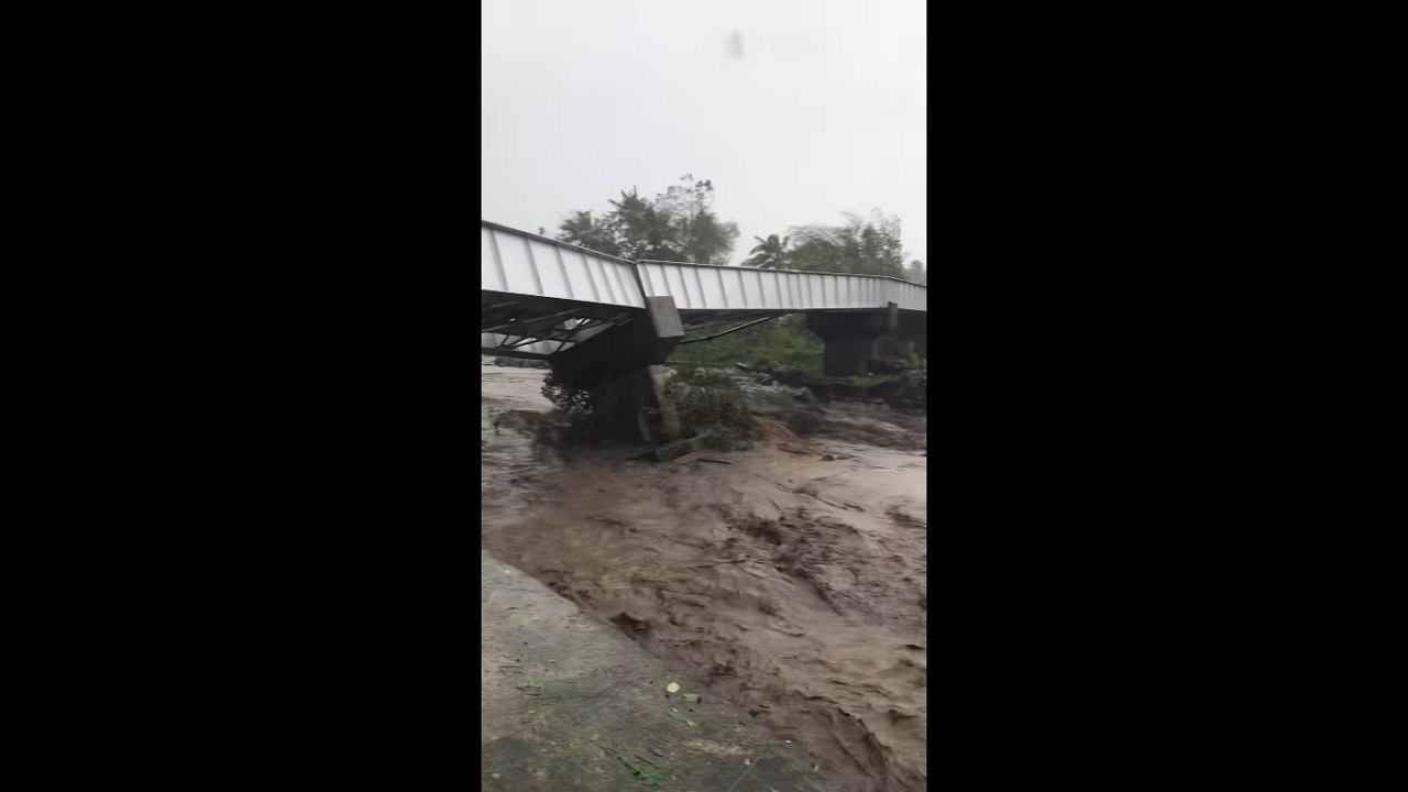 Bridge begins to collapse under floodwaters in Guinobatán, Albay, Philippines