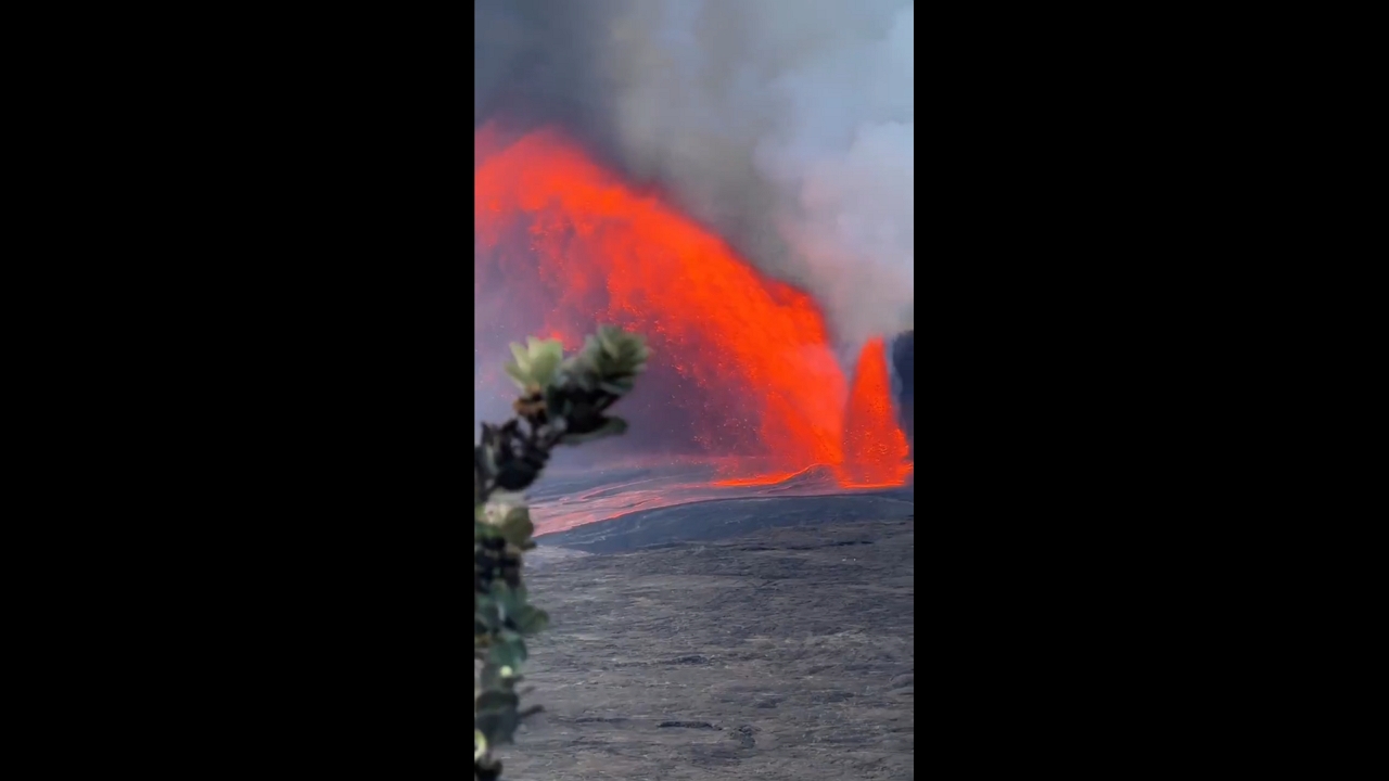 Kīlauea summit eruption and lava fountaining in Hawai, USA