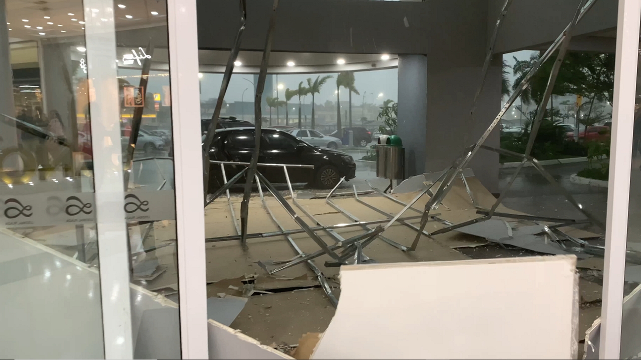 Dramatic windstorm in São Paulo: close call as dry wall falls near woman and child