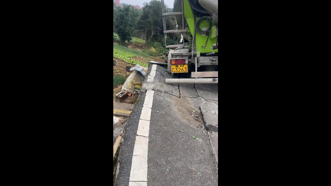 Mixer truck gets stuck after rural road collapses in Hunan, China
