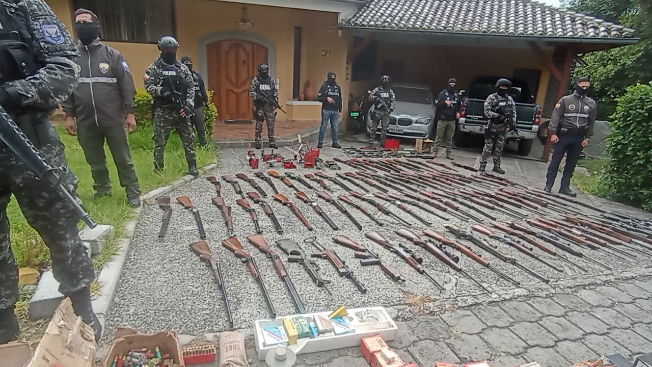 Police raid uncovers arsenal in Cumbayá, Ecuador amidst rising gang violence