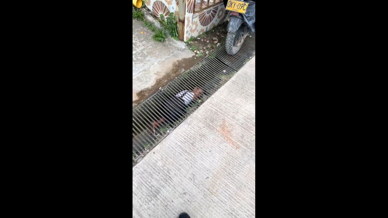 Little girl spotted crawling inside drainage system in Quinchía, Risaralda