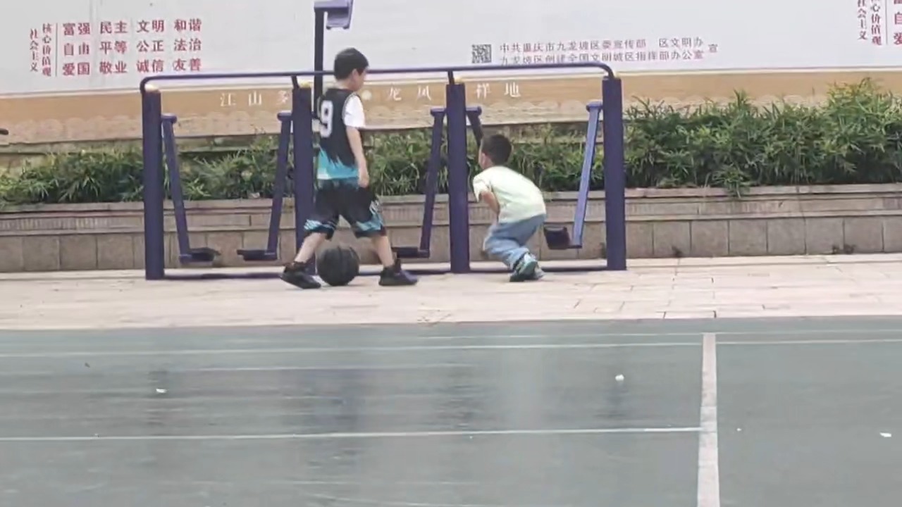 Boy gets hit by a moving outdoor exercise machine in Chongqing, China
