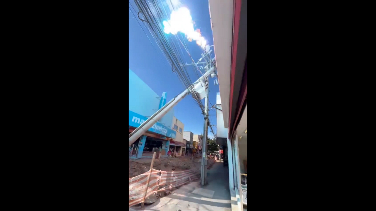 Road construction accident topples pole and causes explosion in São Paulo, Brazil
