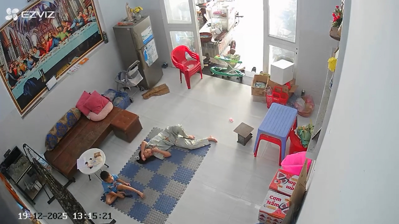Baby falls down doorstep as siblings watch TV in Tây Ninh, Vietnam