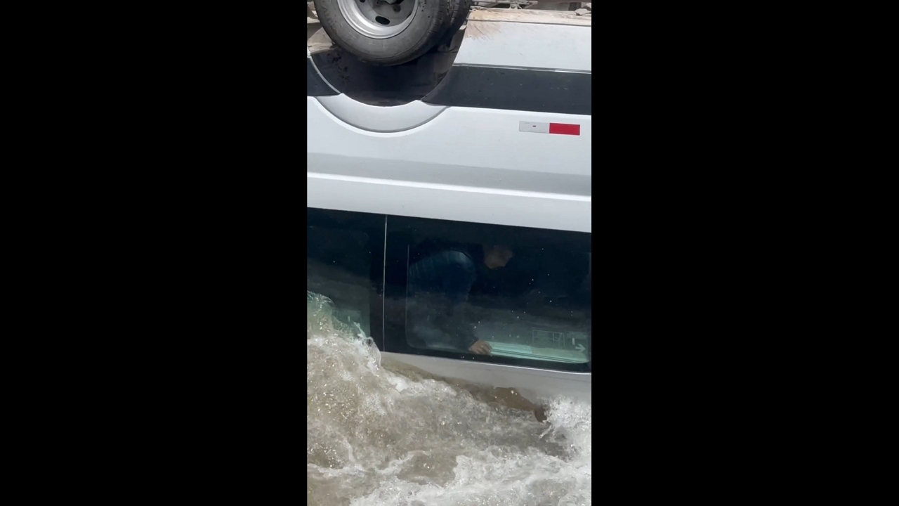 Rescue efforts after crash sends minivan into river in Huarochirí, Lima, Peru
