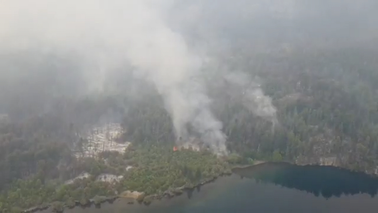 Dense smoke and flames spread near Epuyén during wildfire in Argentina