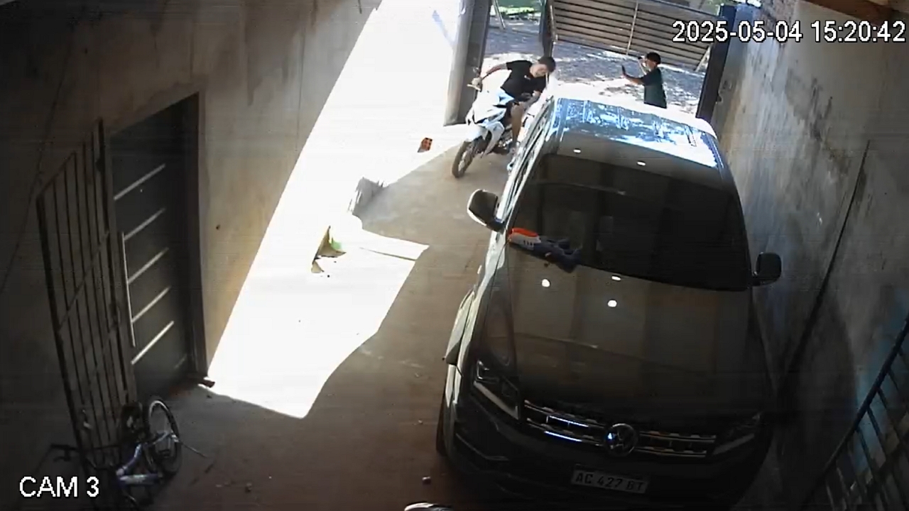 Garage door panel mishap startles motorcyclist in Puerto Iguazú, Argentina