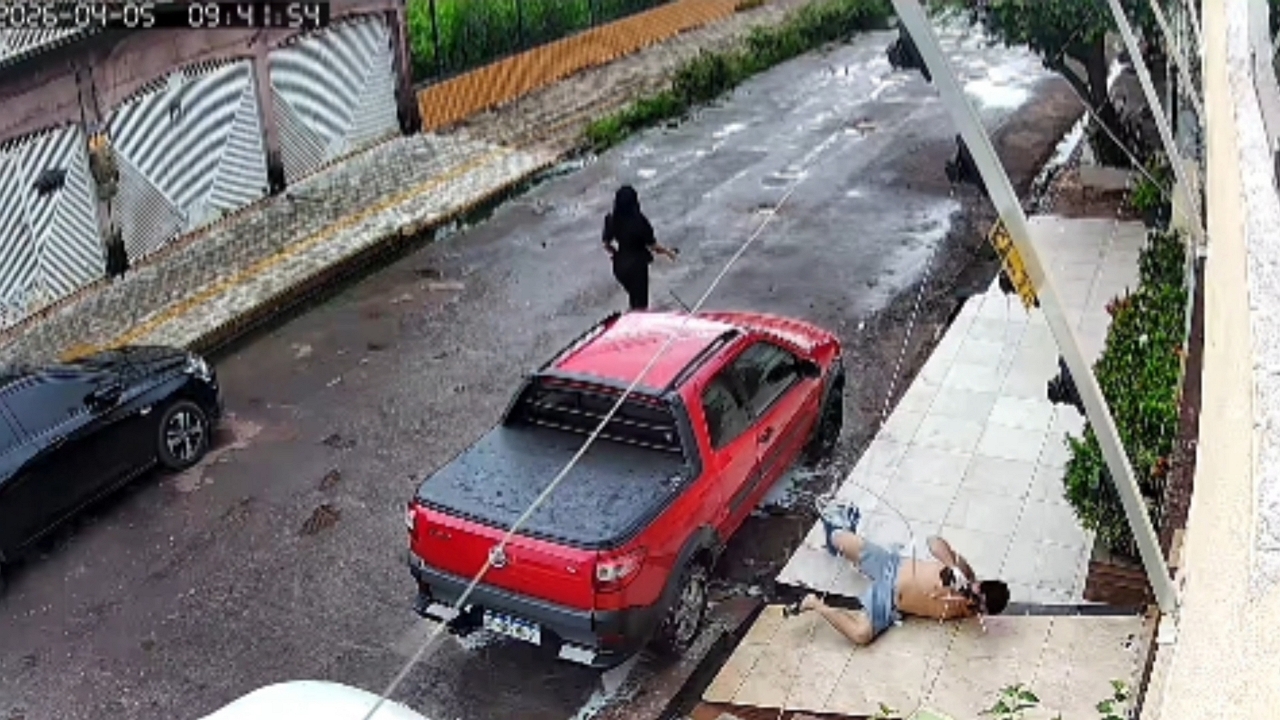 Man slips while washing pickup truck in Santarém, Brazil