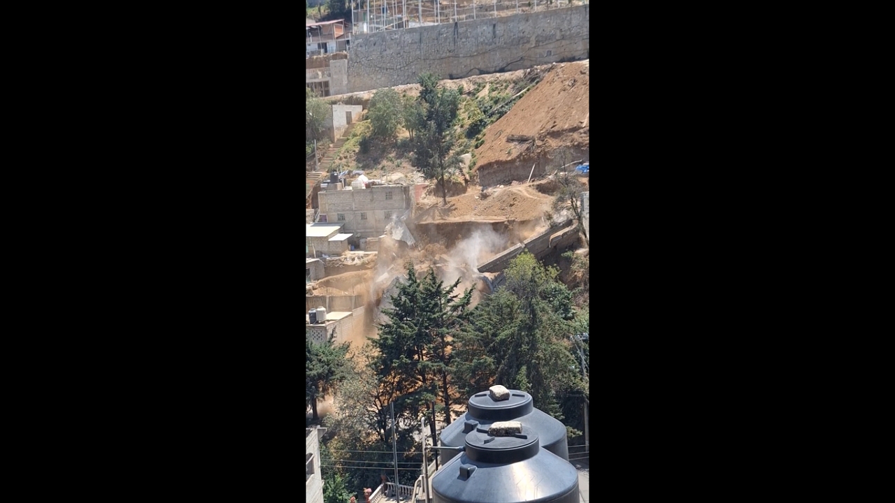 Video captures landslide in Naucalpan de Juárez, Mexico