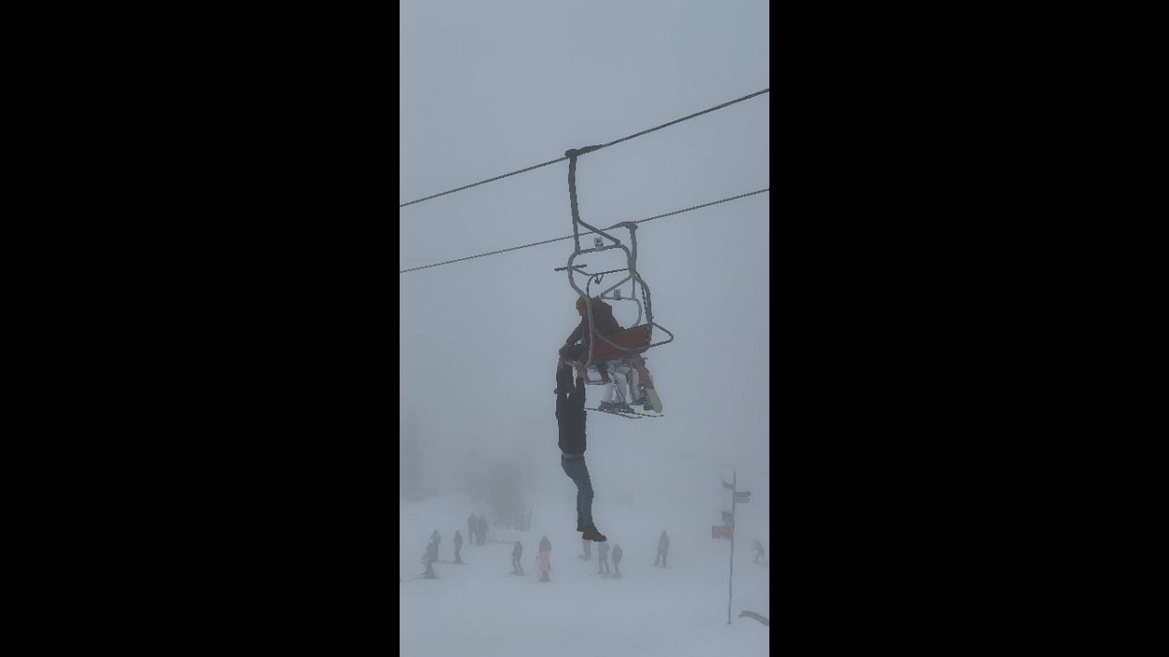 Dramatic rescue: man hanging precariously on cable chair saved in Bursa, Türkiye