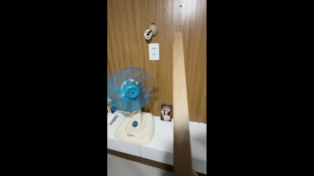 Man's creative solution to fix fan in São Paulo, Brazil