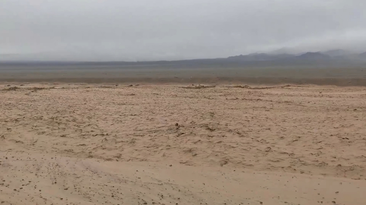 Flash flood and mudslide inundate highway on Qinghai–Gansu border in China
