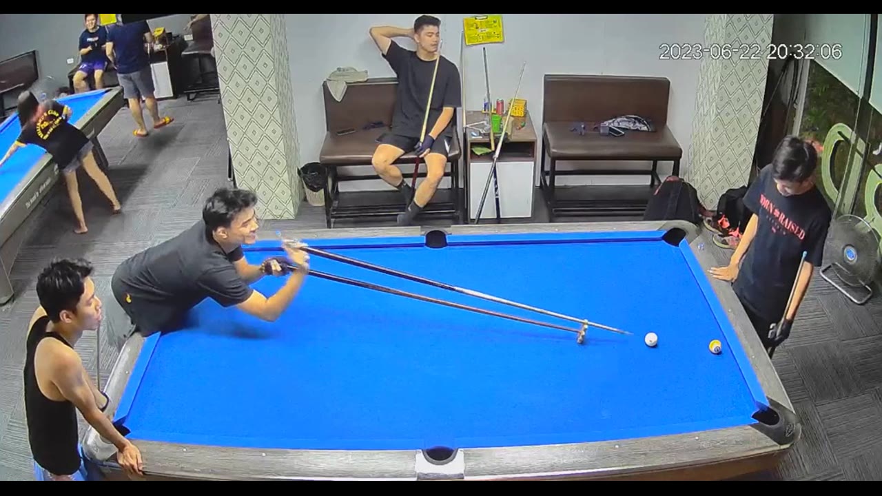Hilarious billiards blunder leaves players in stitches!