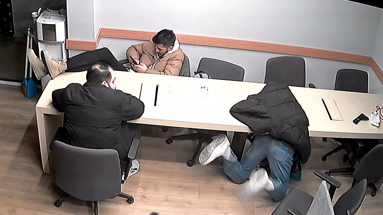 Person falls off chair while sleeping in İstanbul, Türkiye