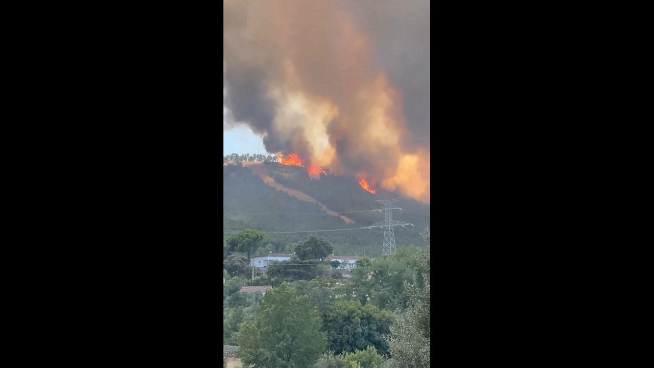 Raging wildfire burns through forests in Cáceres, Spain