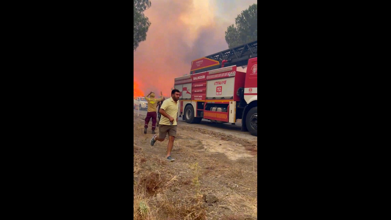 Firefighters forced to retreat as wildfire surges in Gömeç, Türkiye