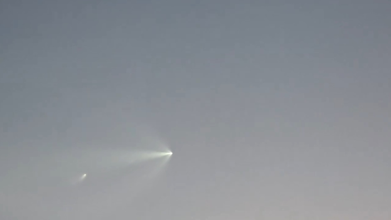 SpaceX rocket creates glowing “space jellyfish” effect over Myers, Florida, USA