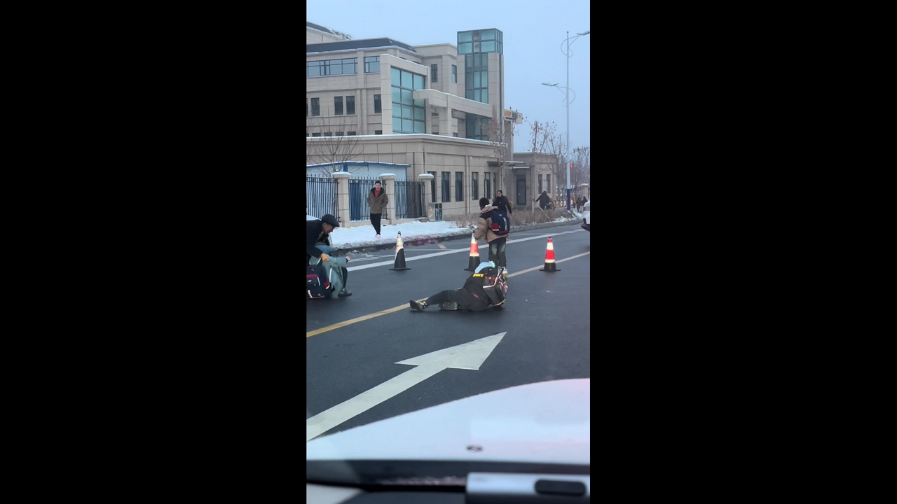 Children slipping on slippery road, caught on video in Ürümqi, China
