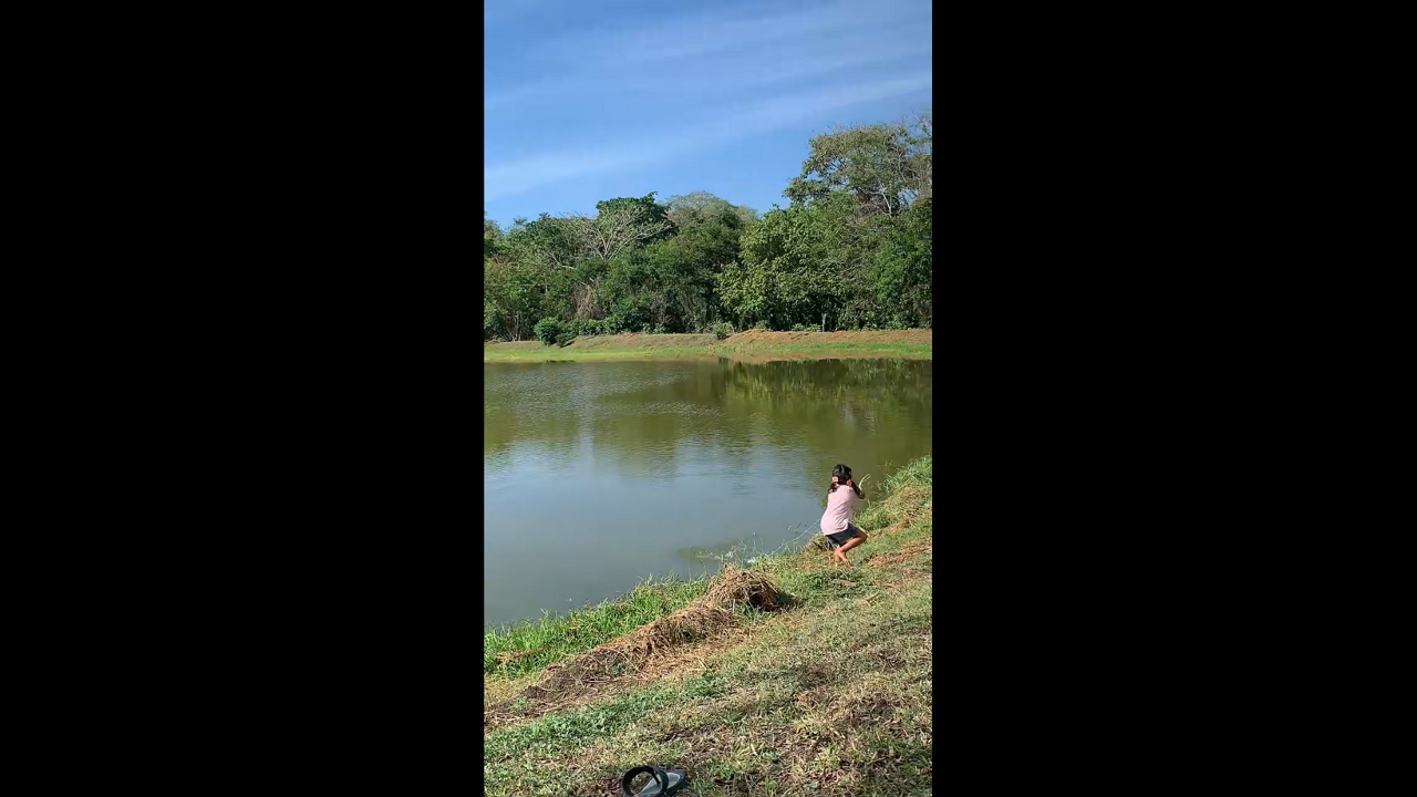 Girl runs away after suddenly catching fish in Córdoba, Colombia