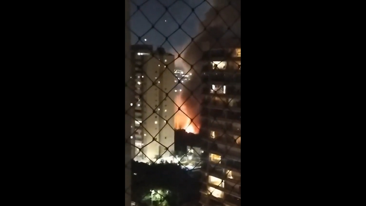 Massive fire erupts along Avenida Salim Farah Maluf in São Paulo, Brazil