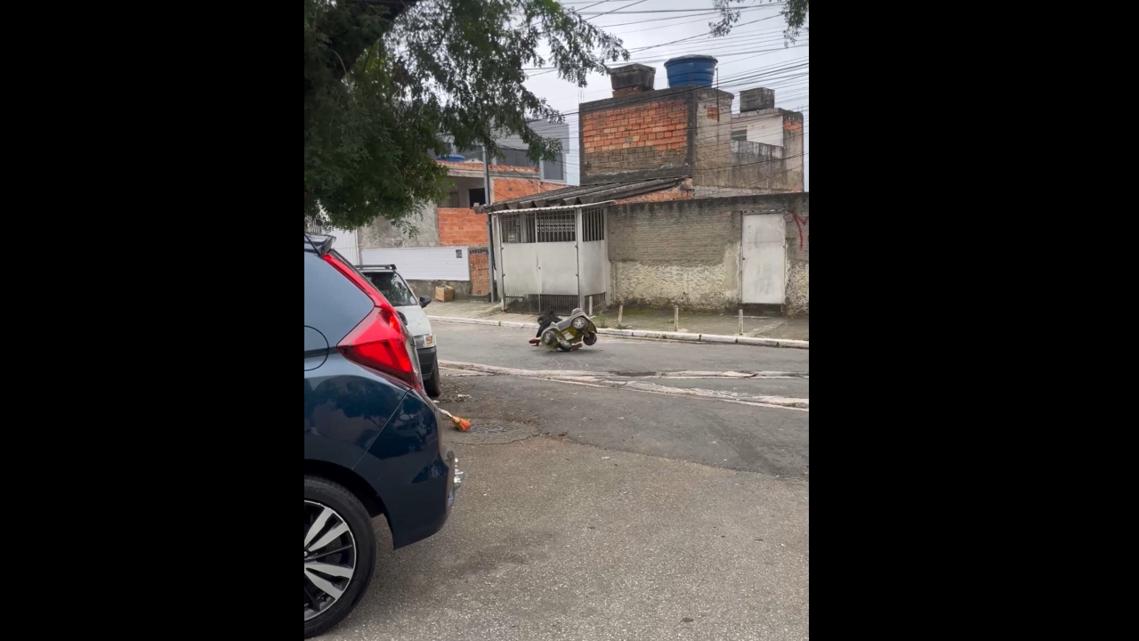Person falls after riding toy car down slope in São Paulo