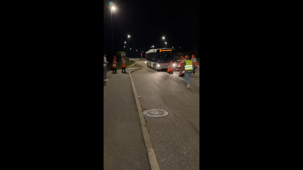 Hilarious traffic cone prank blocks bus in Tønsberg, Norway