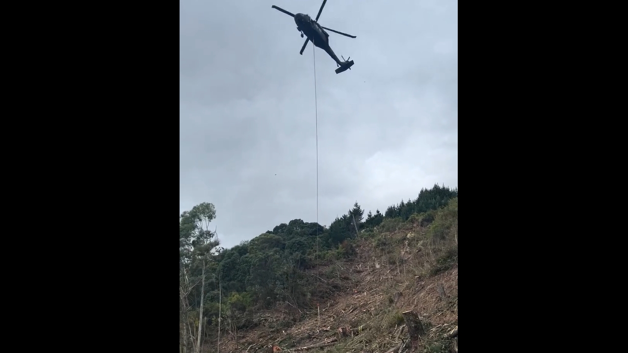 Helicopter drops heavy log during forest work in Whakatāne