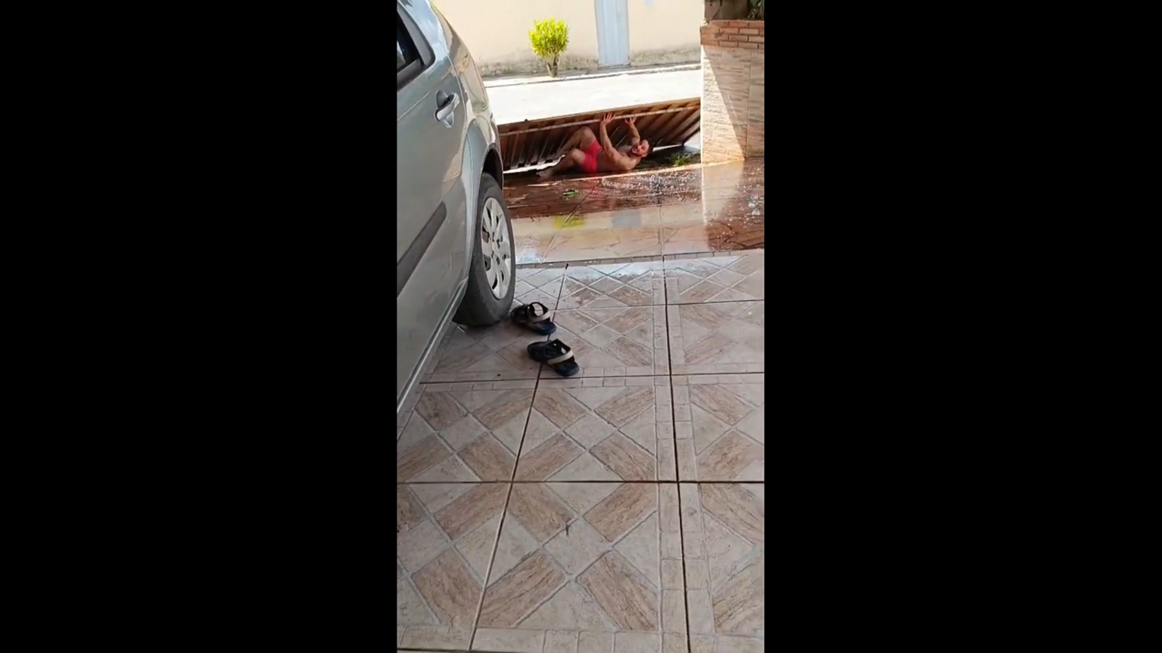 Man hit by collapsing gate during playful slide in Caeté, Brazil