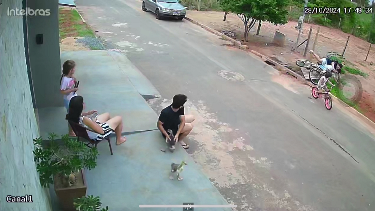 Bicycle collision avoidance leads to fall in São Luís de Montes Belos, Brazil