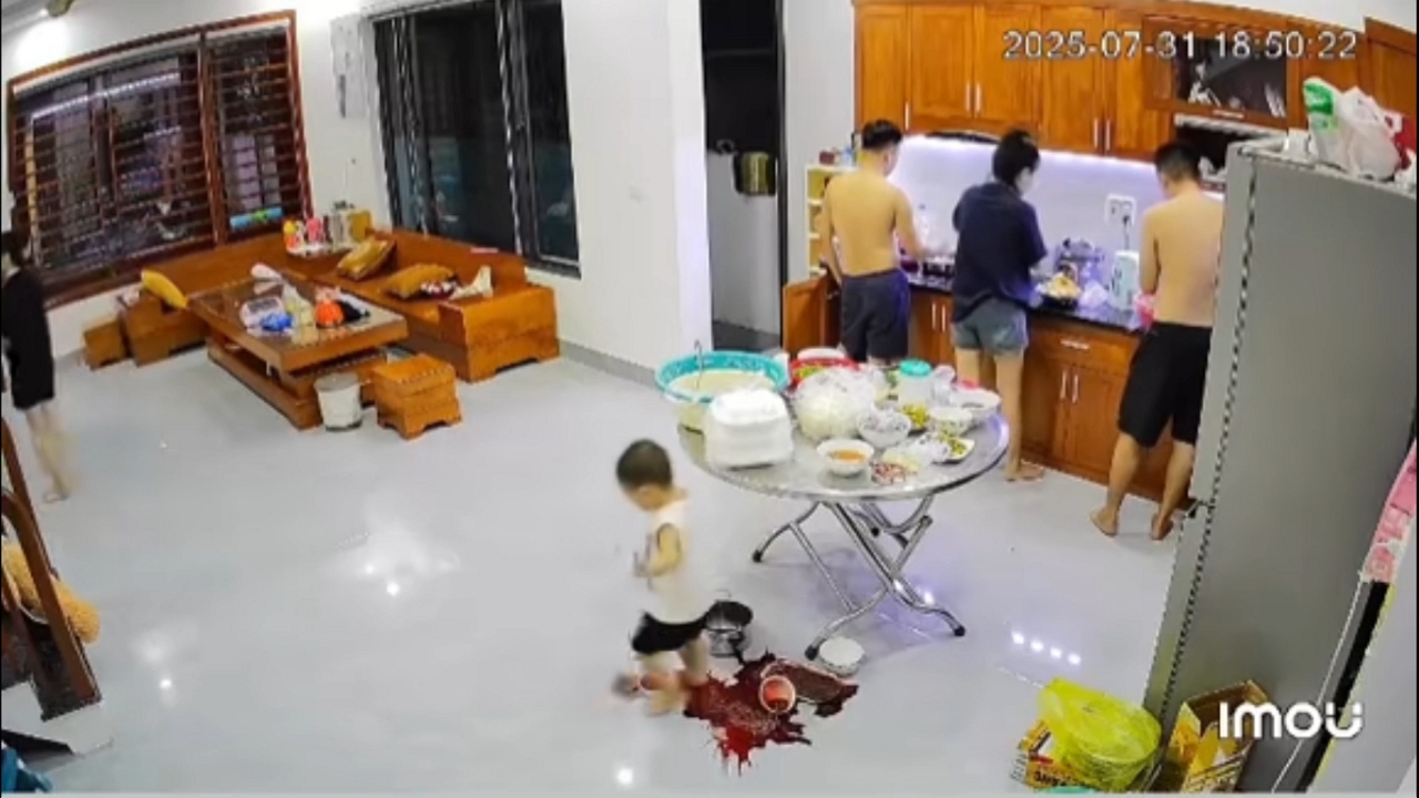 Child accidentally spills food while walking backward in Quảng Ninh, Vietnam