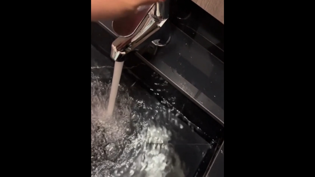 Faucet fails to stop running in Palhoça, Brazil