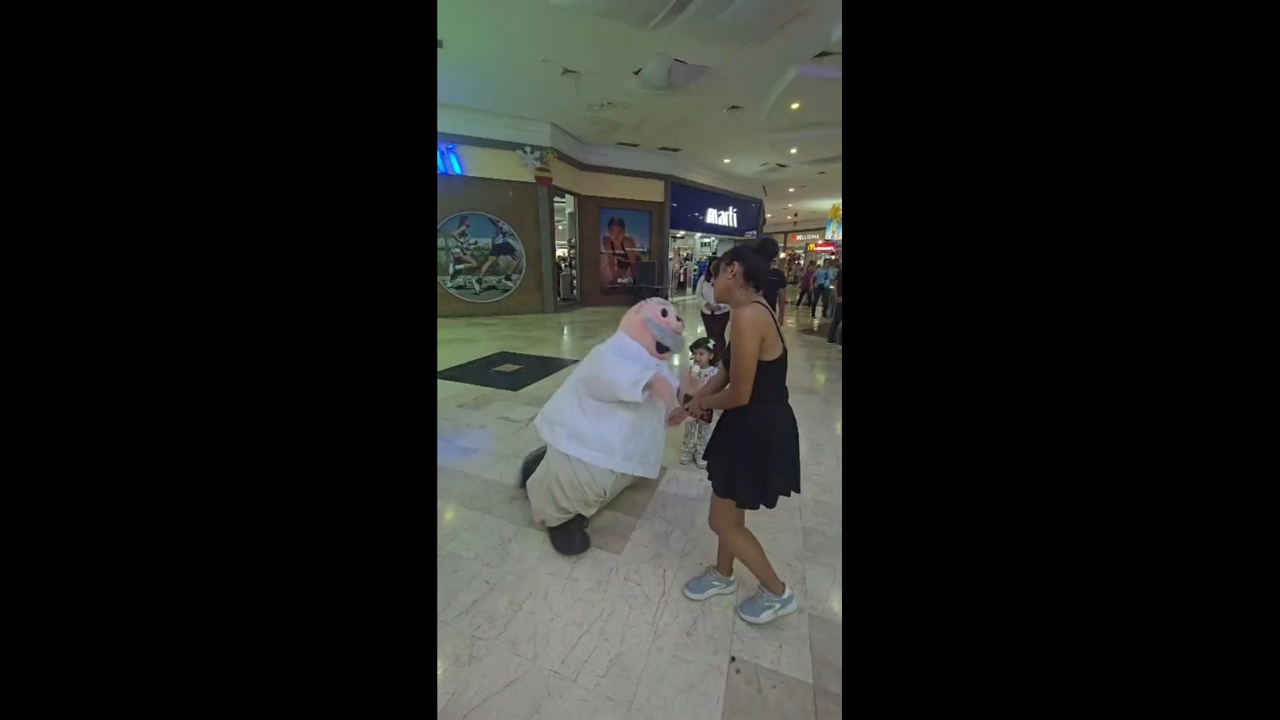 Dr. Simi mascot accidentally knocks over a child in Boca del Río, Mexico