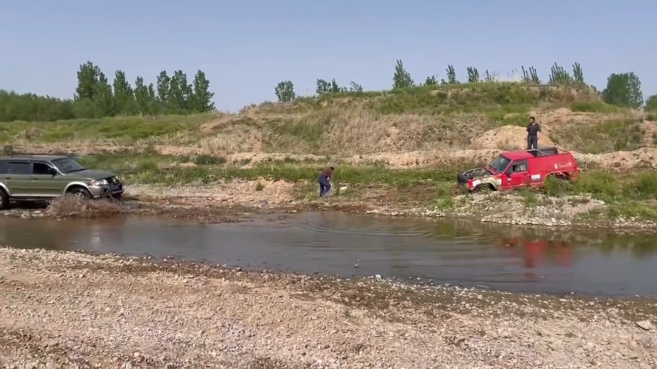 Tow strap snaps loose and strikes man during truck recovery near river in Hebei, China