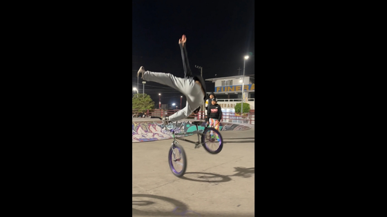 BMX rider falls attempting trick in Chimalhuacán, Mexico