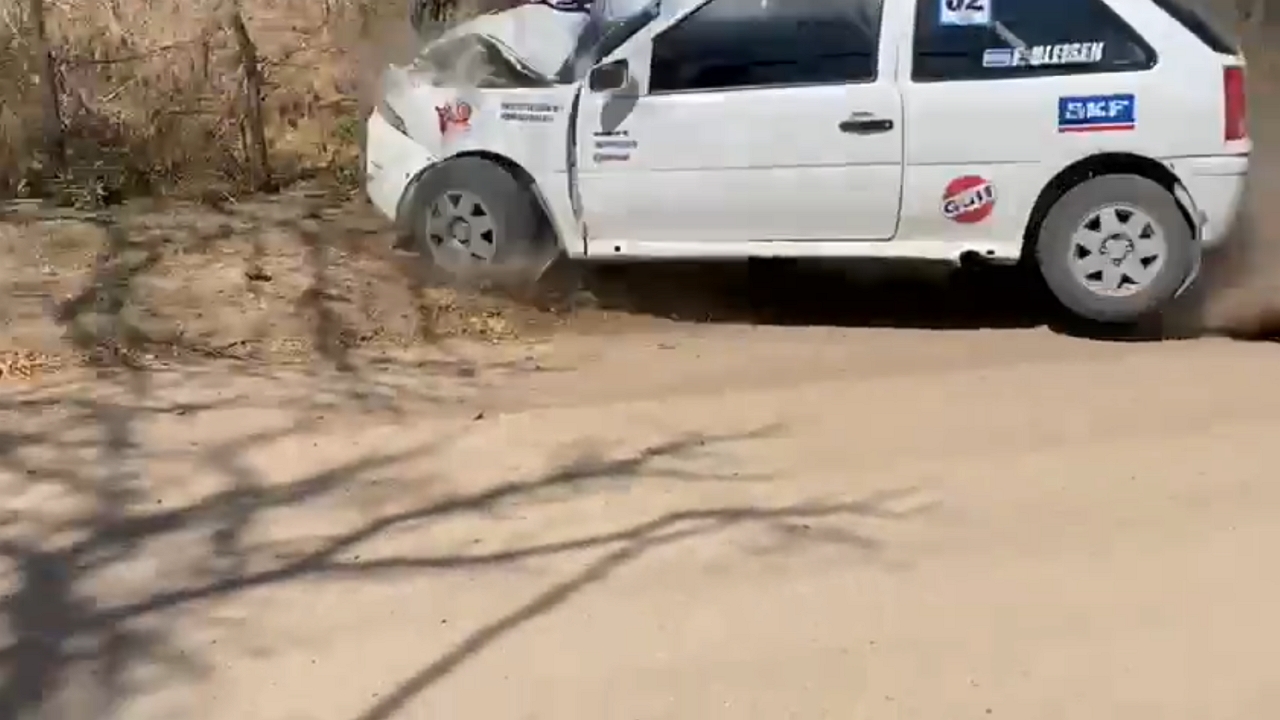 Race car crashes into tree and spins in Luján, San Luis, Argentina