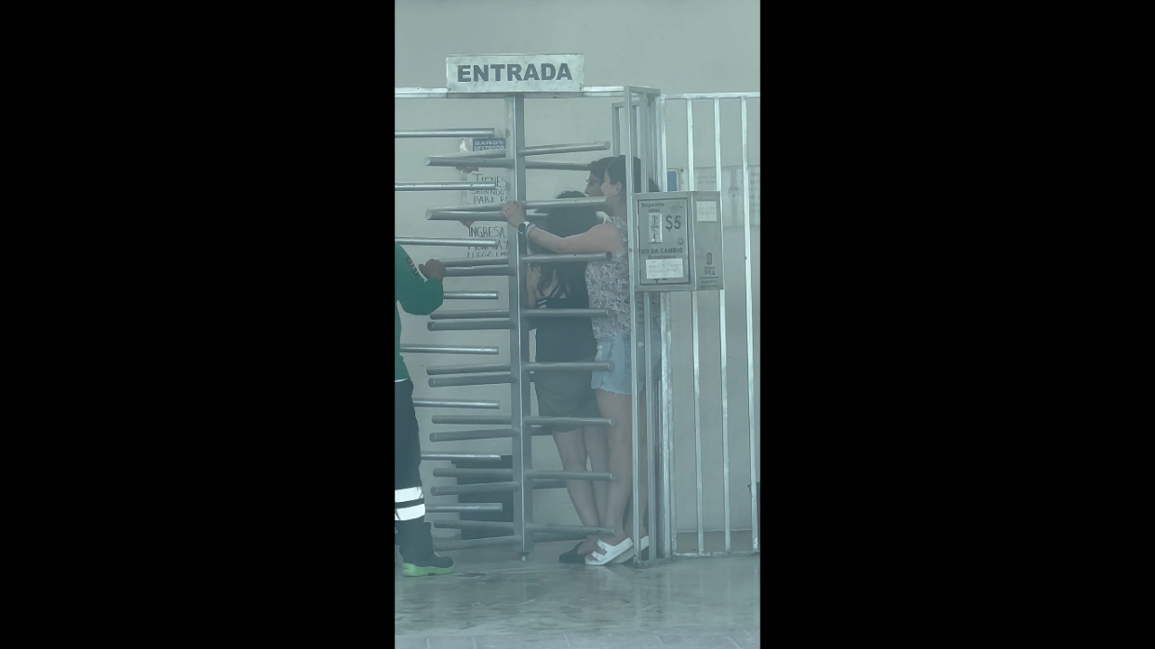 Stuck at the gate: toilet caper backfires in Cancún, Mexico