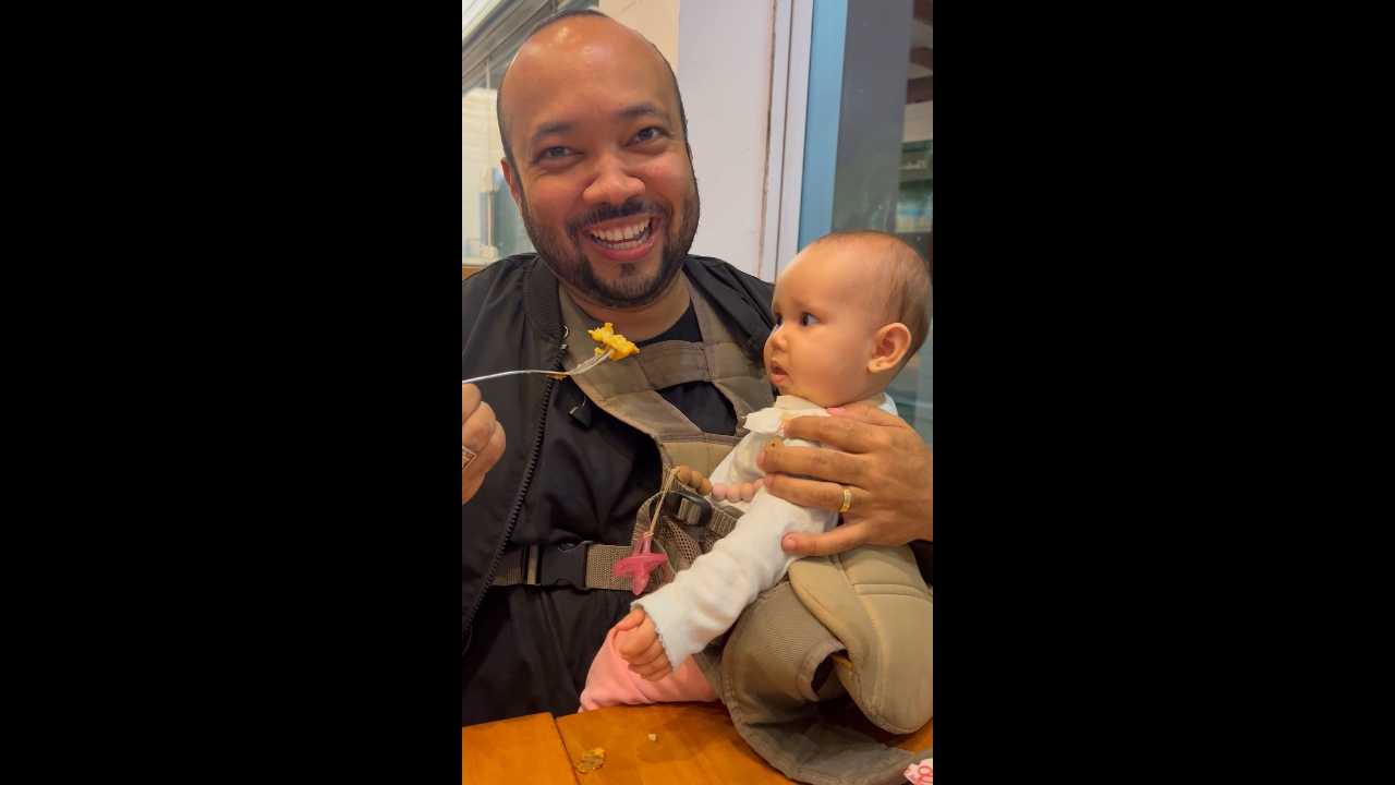 Child spits out pacifier for a bite in São Paulo