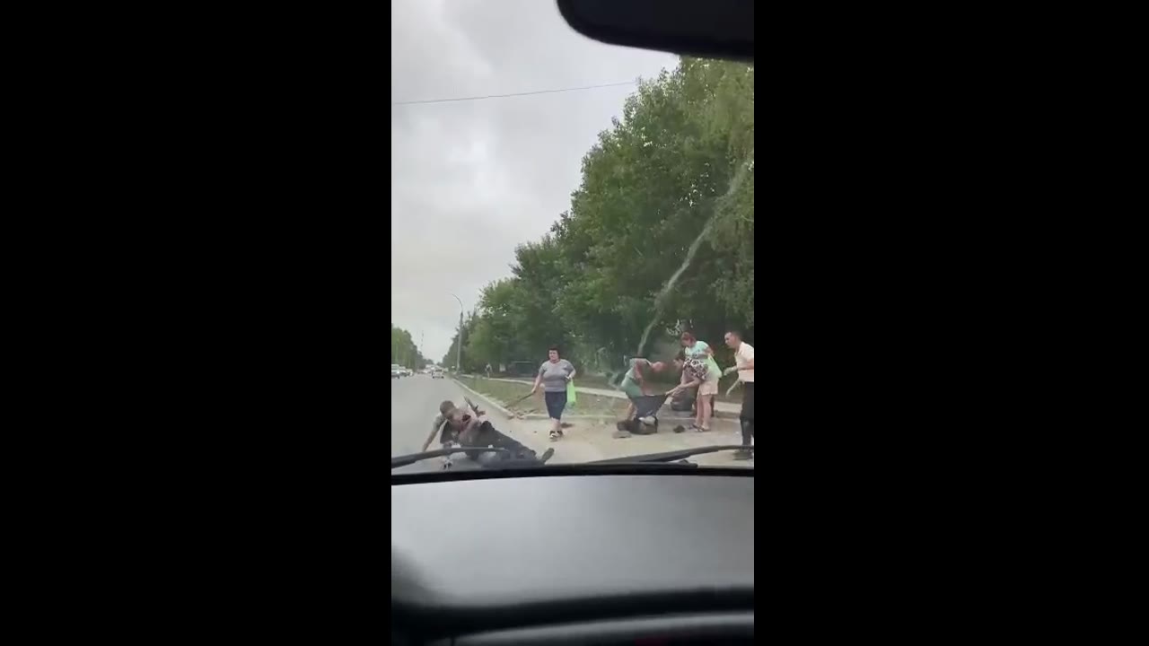 Mass brawl erupts in Novosibirsk's Zolotaya Niva area: camouflaged man intervenes to quell violence