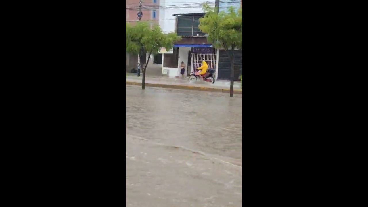 Heavy rainfall floods Chulucanas Avenue and disrupts traffic in Piura, Peru