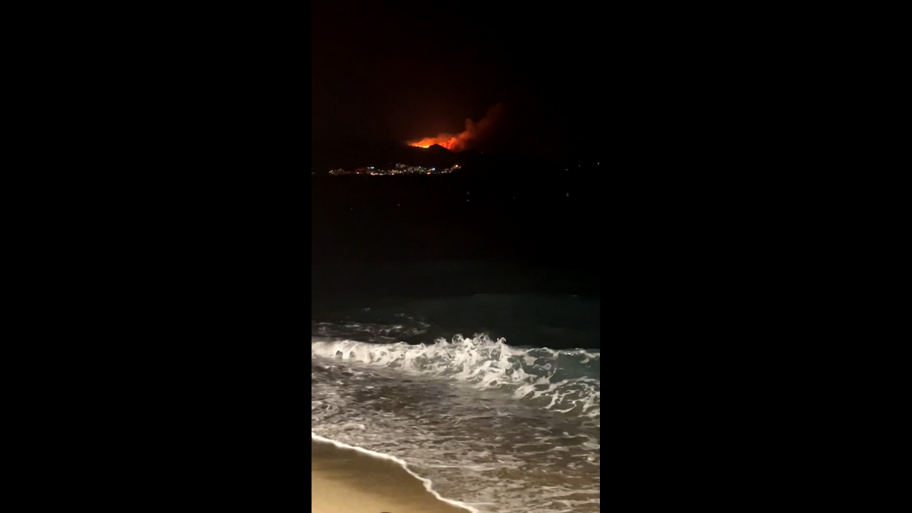 Large wildfire spreads across mountainous terrain in Karakeçi, Turkey