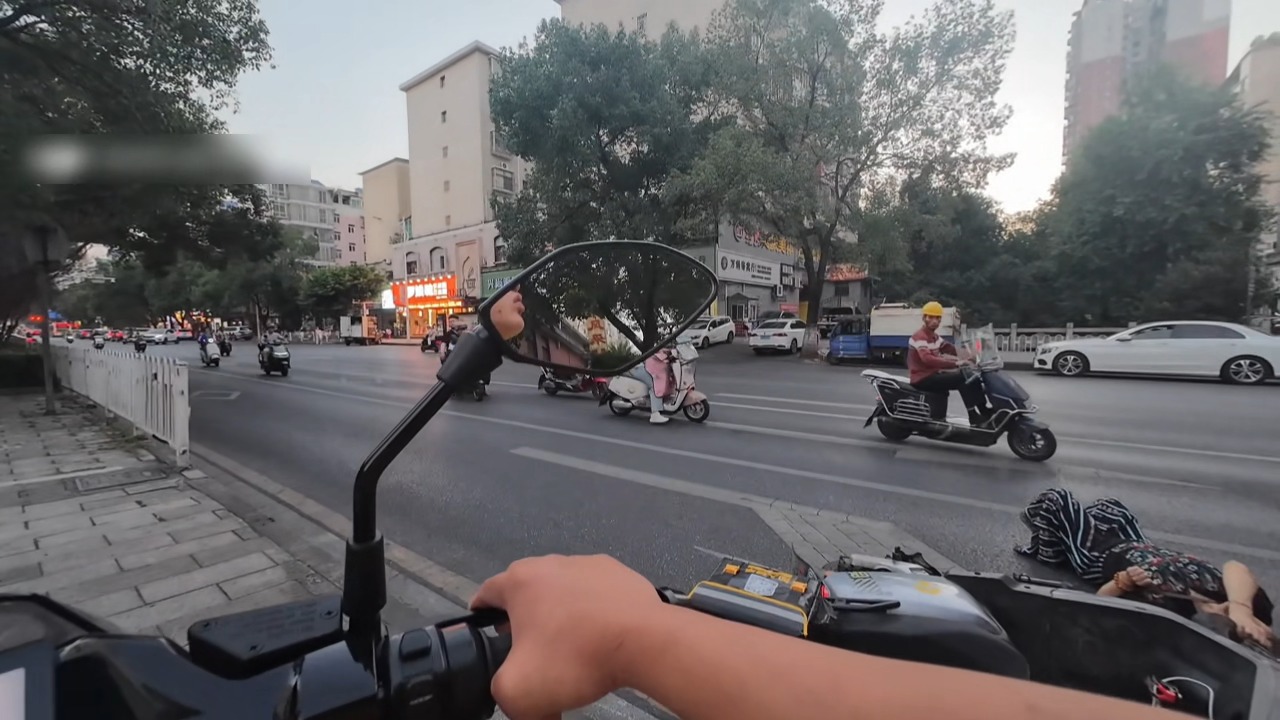 Woman struck by delivery rider while crossing the road in Chenzhou, China