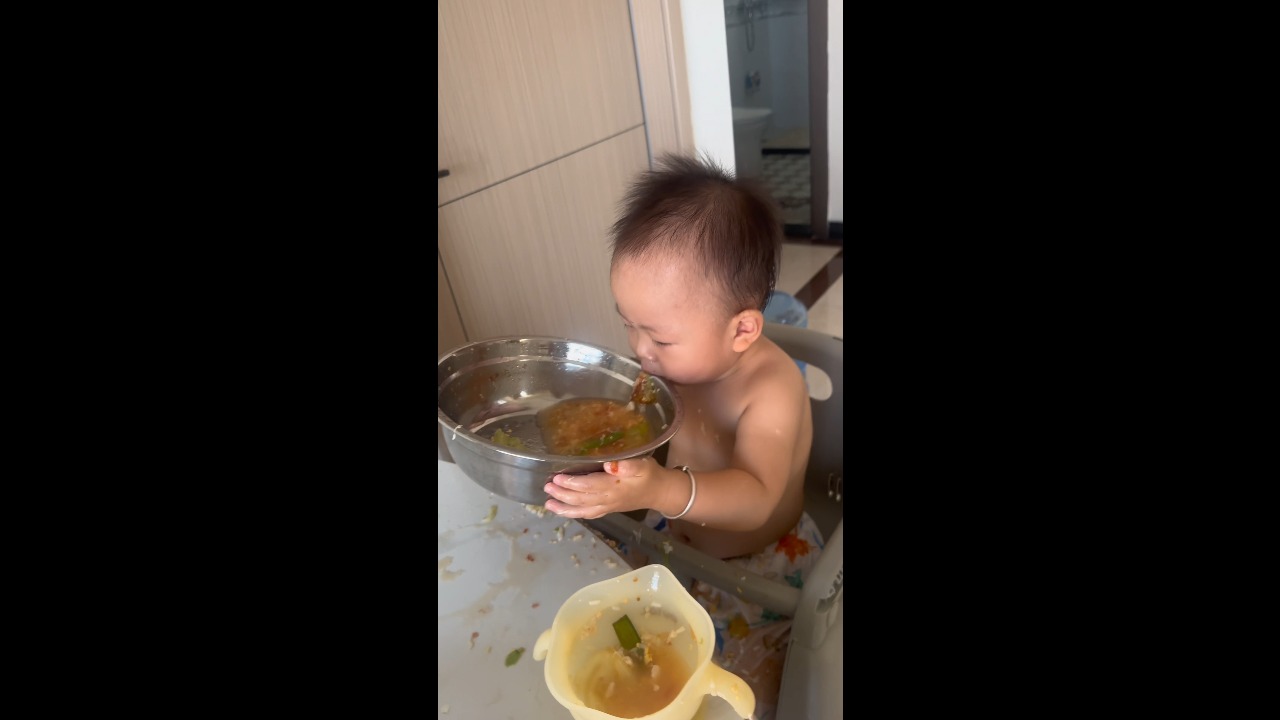 Baby accidentally spills a large metal bowl while drinking in Guangdong, China