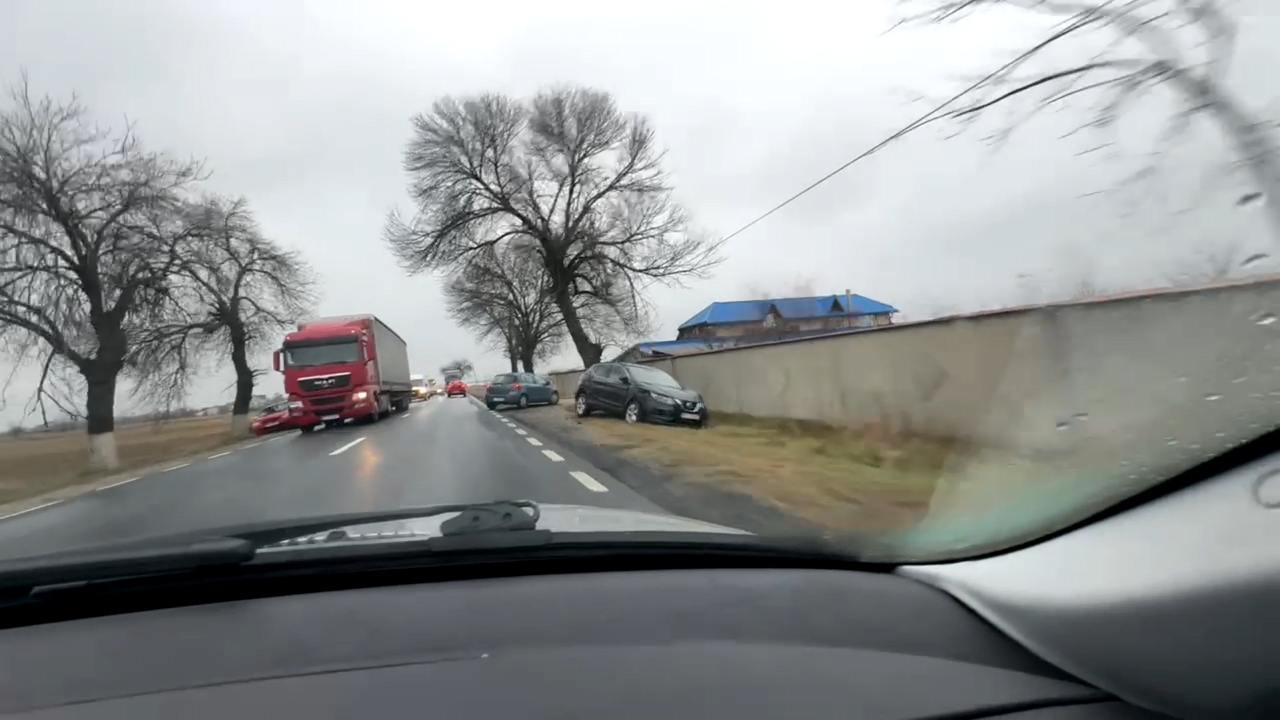 Driver collides with car while distracted by crash in Ștefănești, Romania