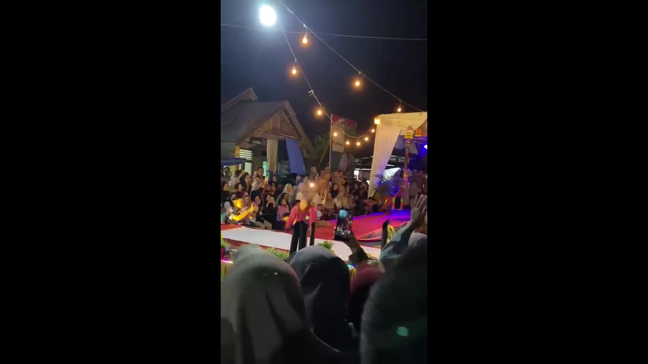 Unexpected mishap: model's dramatic fall steals the spotlight at Pekanbaru's fashion show