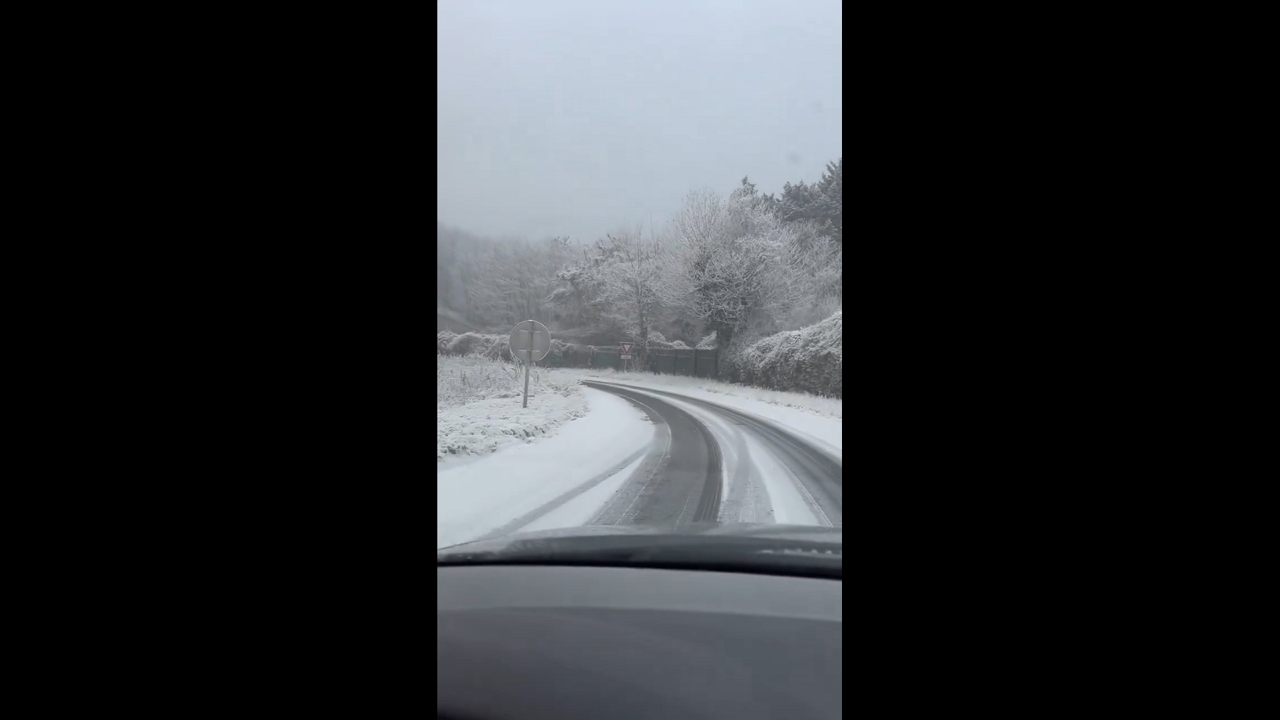 Heavy snowfall blankets N118 highway near Bièvres in Essonne, France
