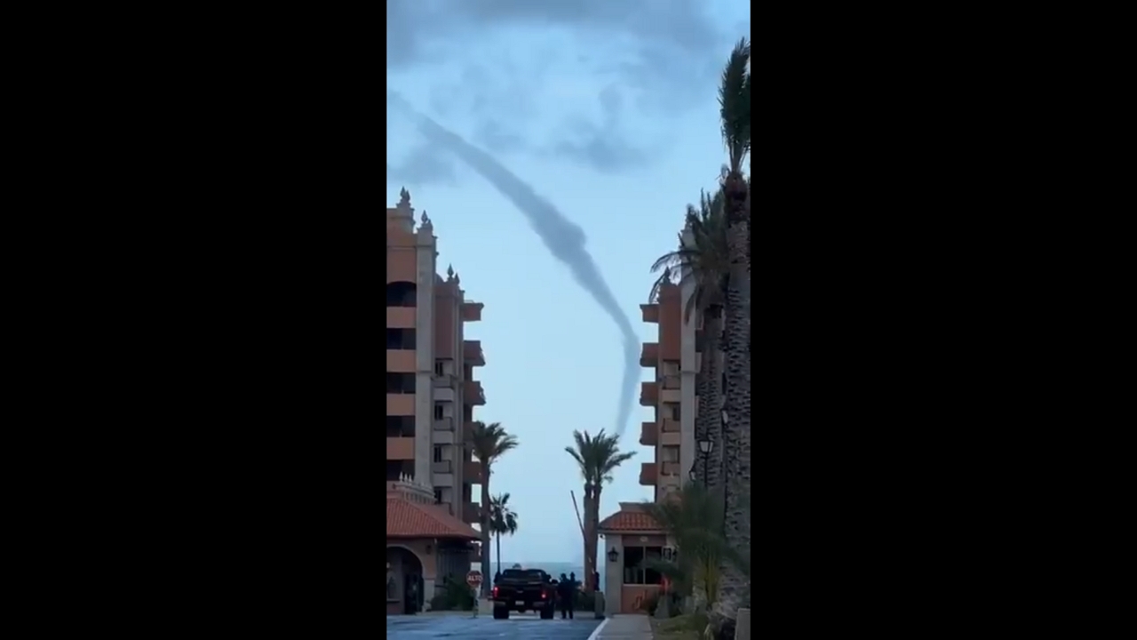 Large waterspout captivates locals and tourists in Puerto Peñasco, Mexico