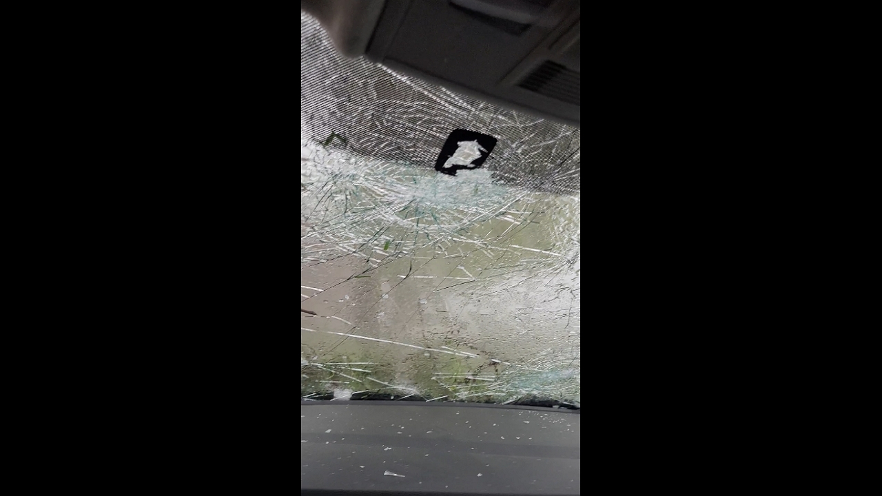 Maipú, Mendoza: hailstorm shatters car windshield